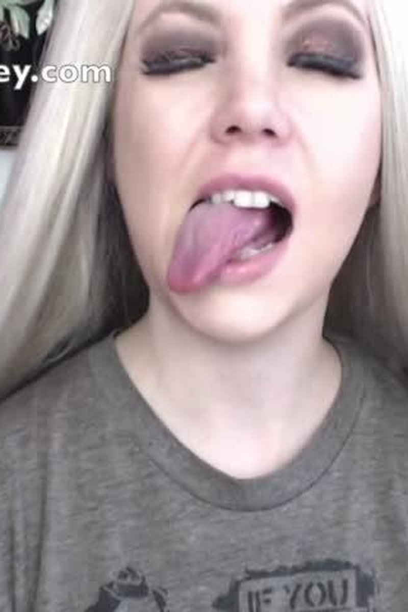 Tongue Play - Screenshot 1 of 4 - Close Up