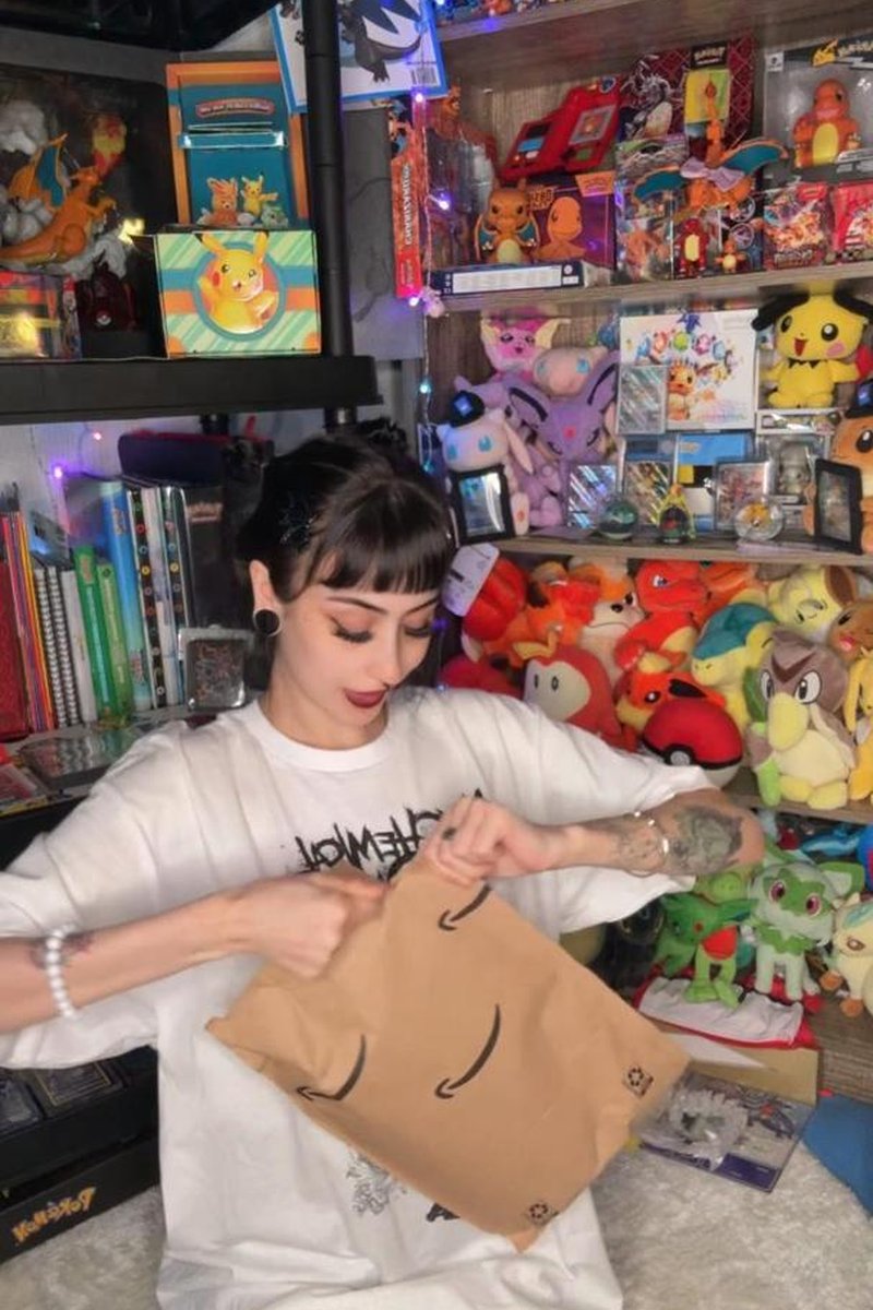 Gift Unboxing - Screenshot 1 of 4 - Alternative Girl