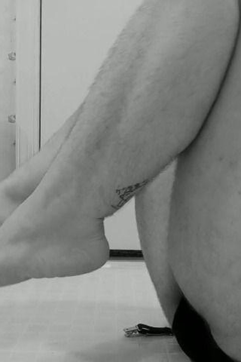 Leg Show - Screenshot 1 of 4 - Foot Fetish