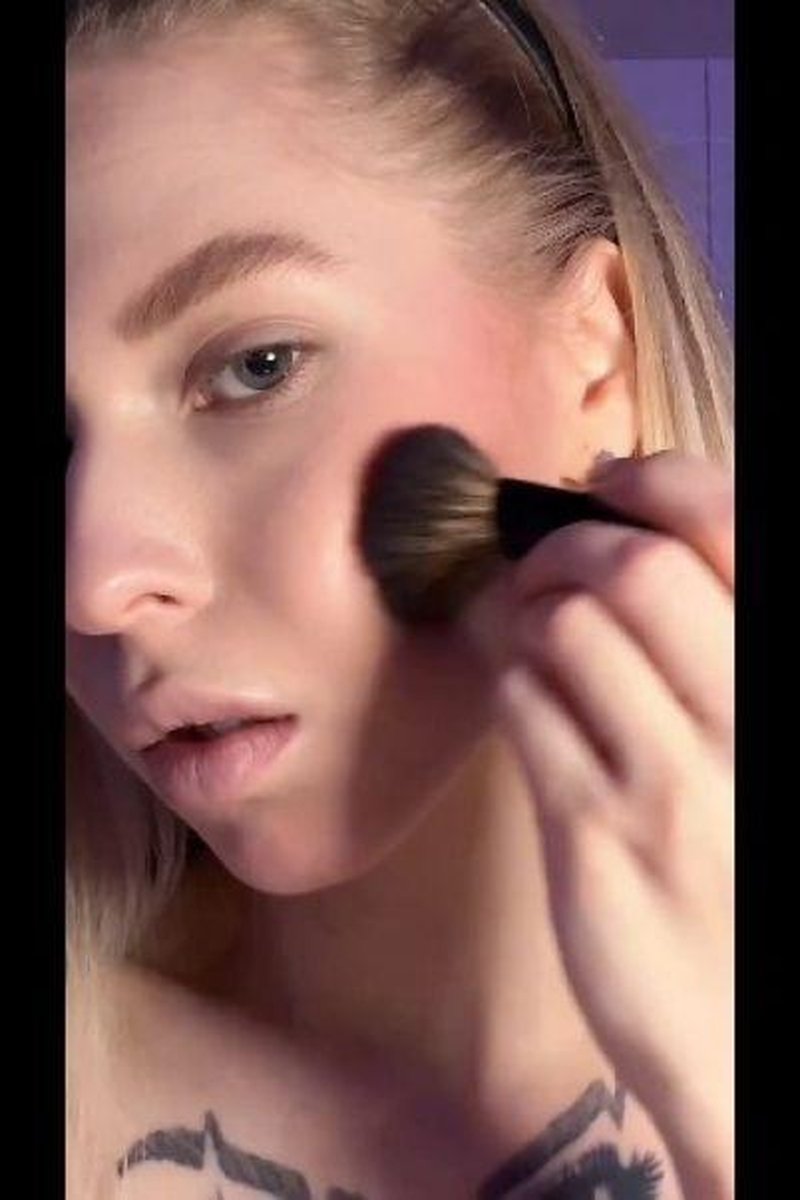 Make Up - Screenshot 1 of 4 - Blonde Hair (Female)