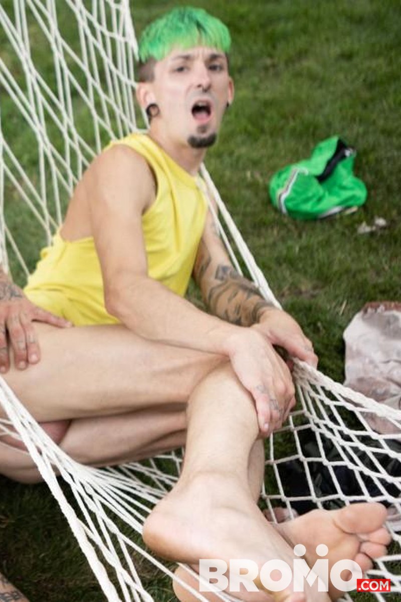 Wreaking Hammock - Screenshot 1 of 4 - All Sex