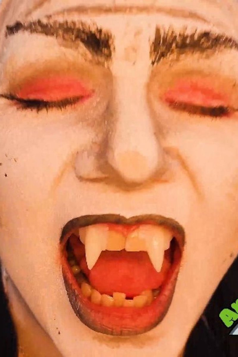 Vampire Vore - Screenshot 1 of 4 - Baldfemale