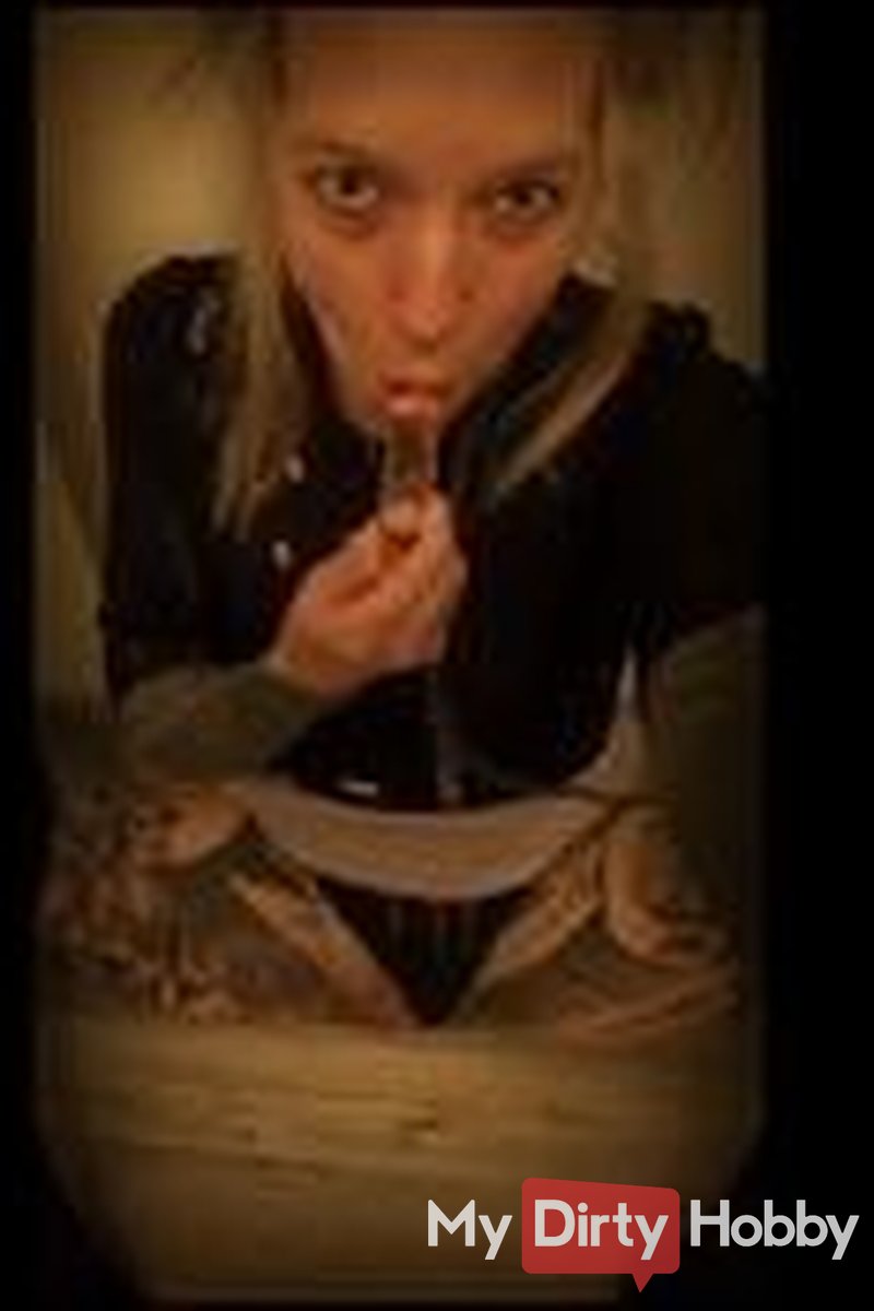 Candy Cane - Screenshot 1 of 4 - Kinky Cunt