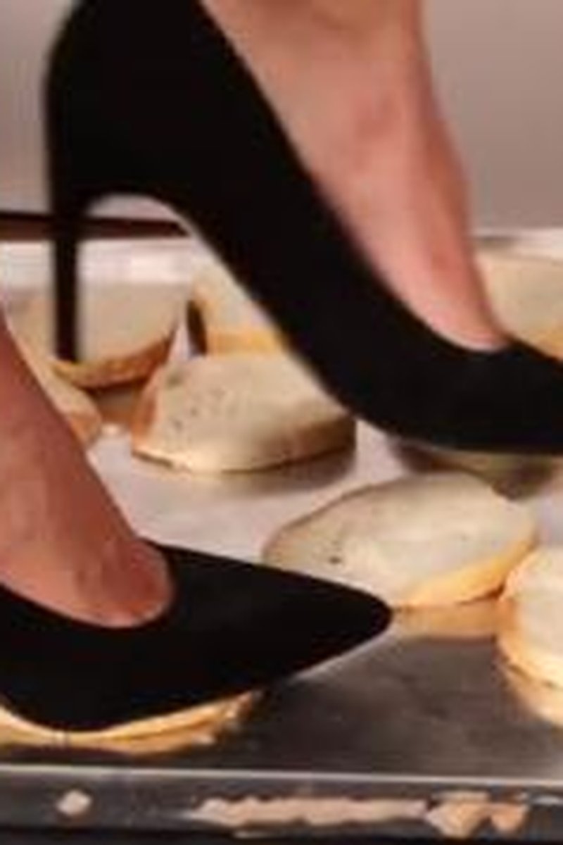 High Heels Bread Squeeze - Screenshot 1 of 4 - Femdom