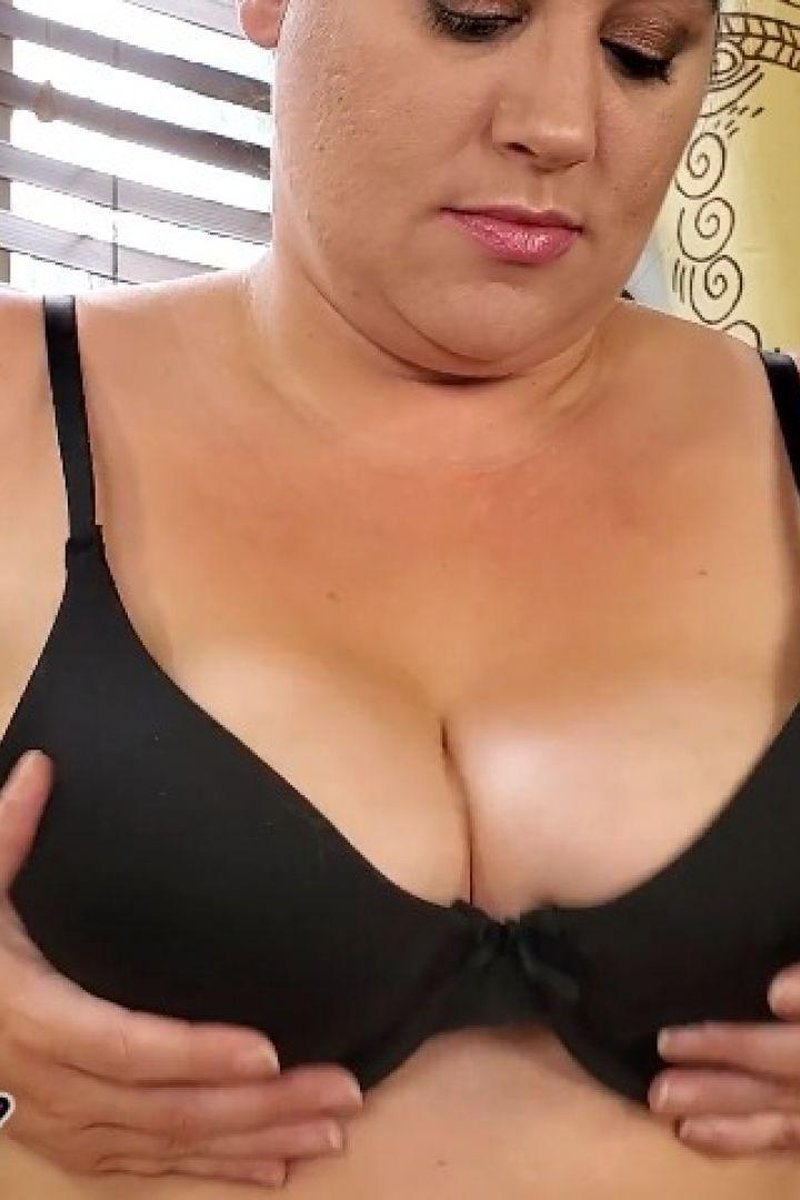Bouncing Boobs - Screenshot 1 of 4 - Big Tits