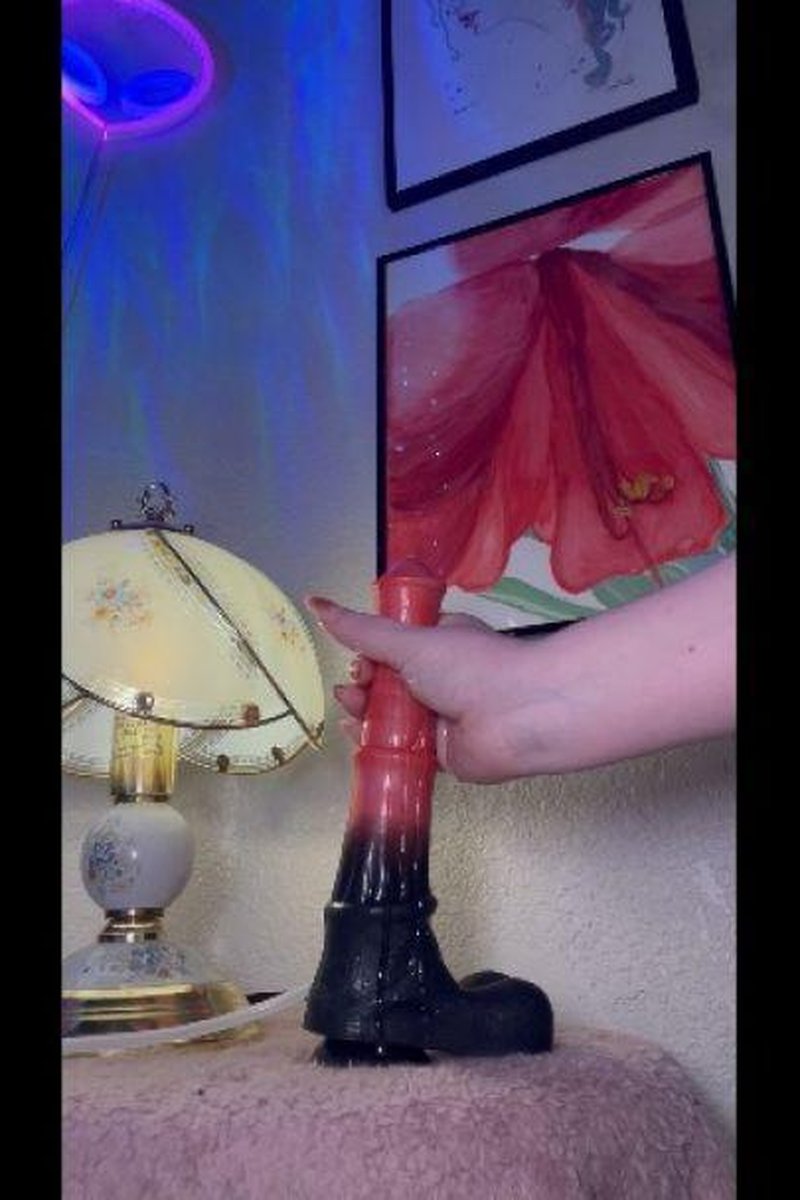 Explosive Handjob - Screenshot 1 of 4 - Creaturecock