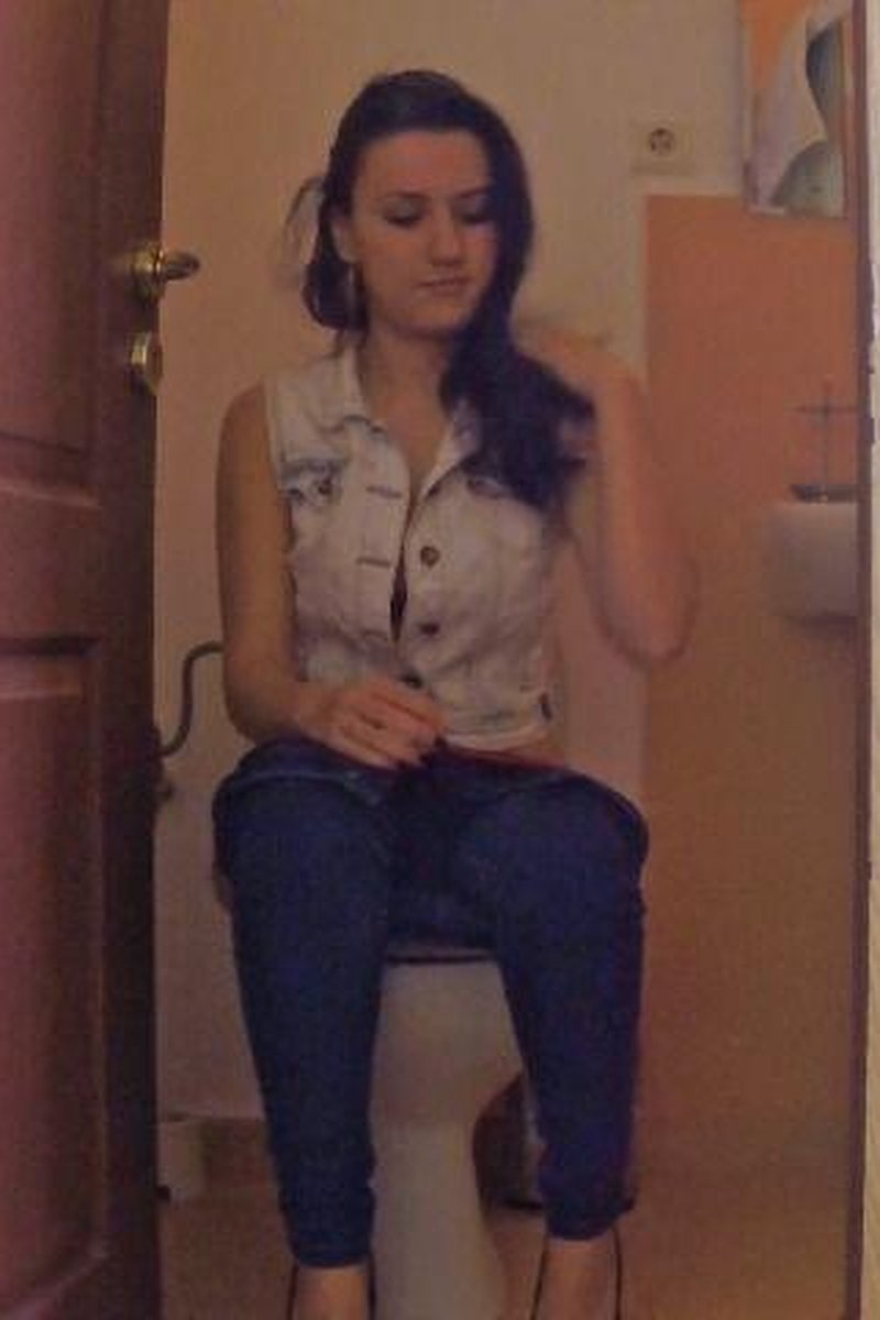 Just A Quick Pee - Screenshot 1 of 4 - Amateur