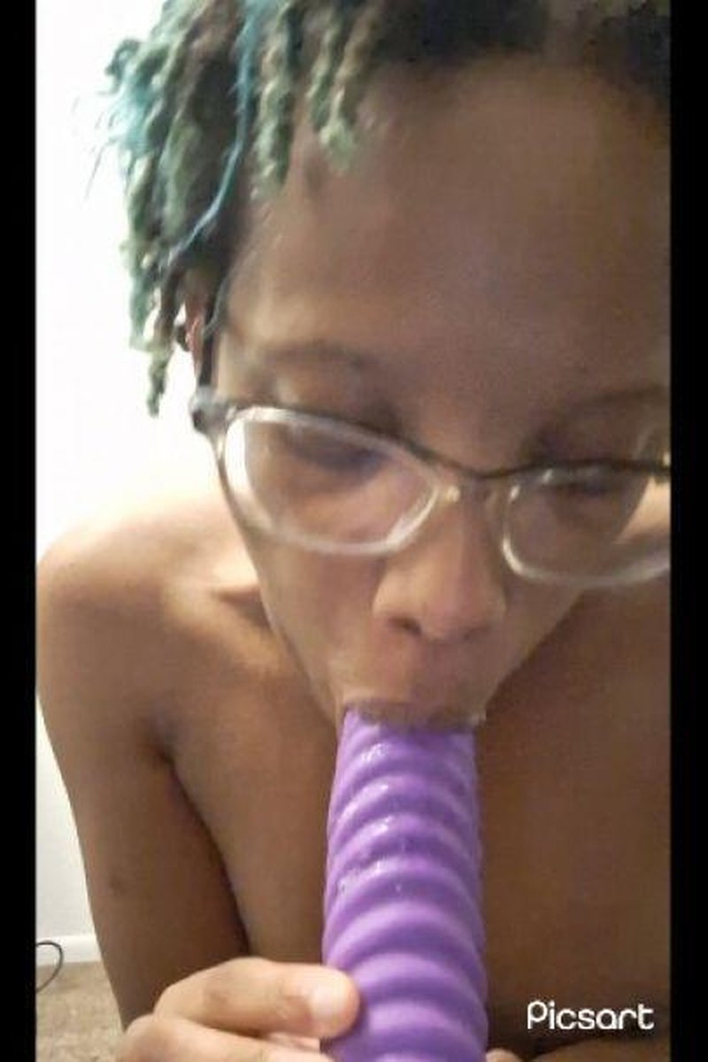 Dildo Sucking - Screenshot 1 of 4 - Black