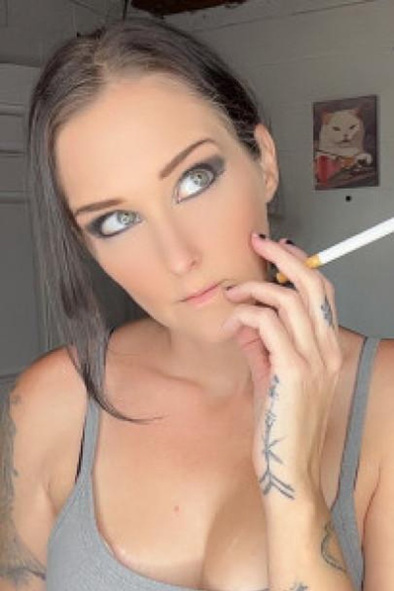 Smoking Custom - Screenshot 1 of 4 - Boobsqueezing