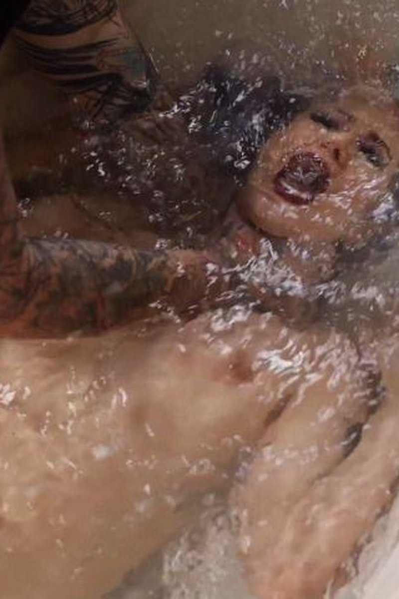 Violet Devine Gets Dunked - Screenshot 1 of 4 - Fingering