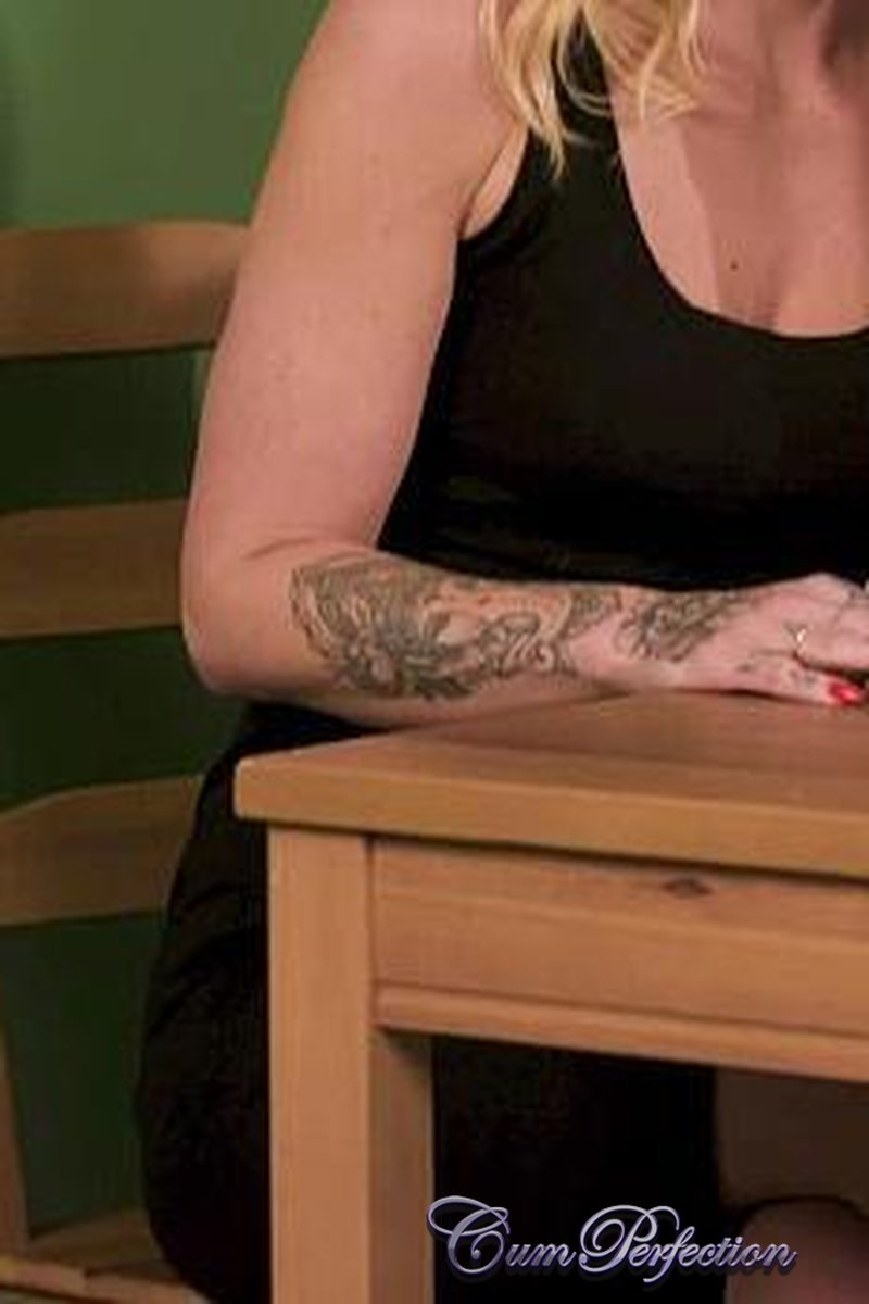 Card Wager - Screenshot 1 of 4 - Blonde Hair (Female)