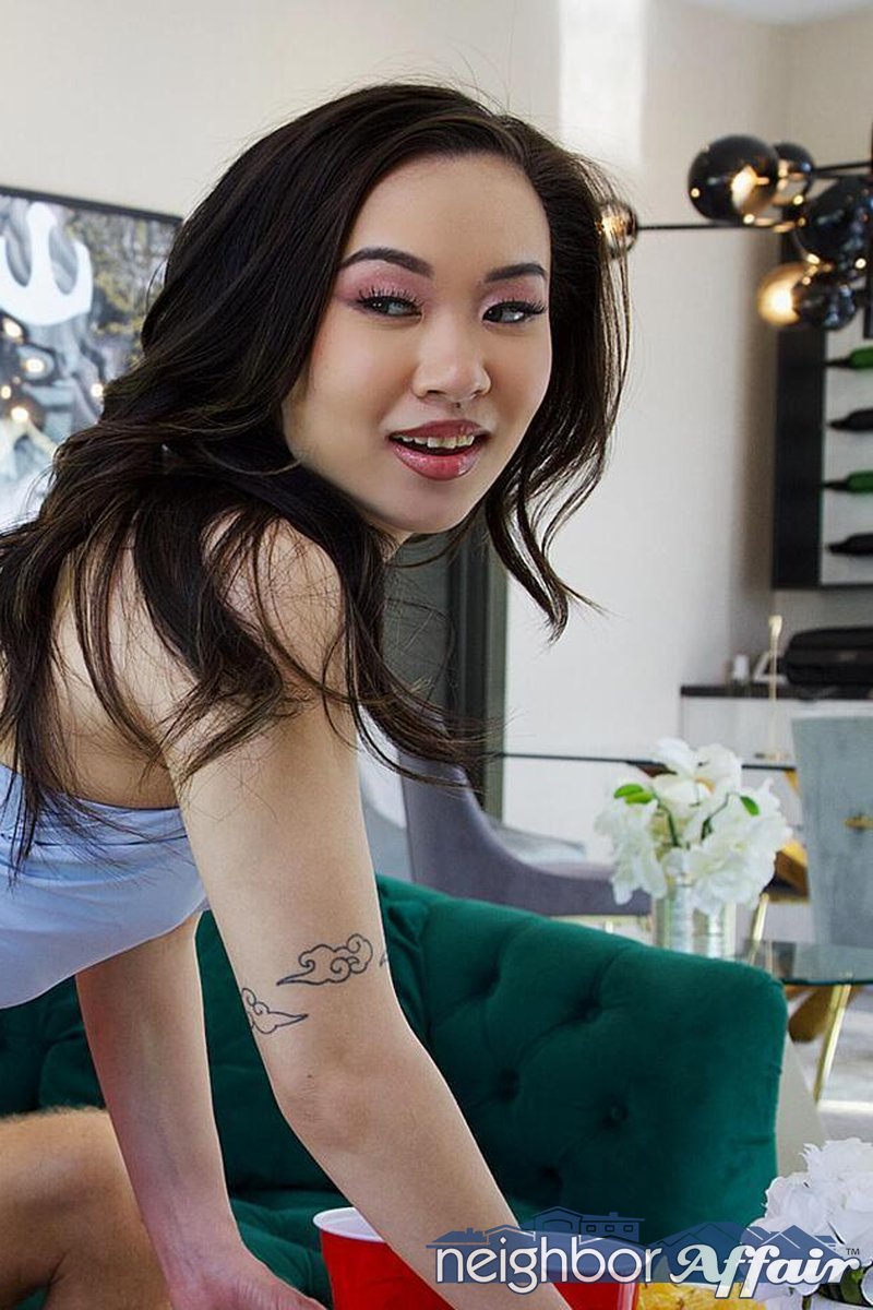 NeighborAffair – Kimmy Kimm Takes Full Advantage Of Halftime To Get Naughty With Her Neighbor