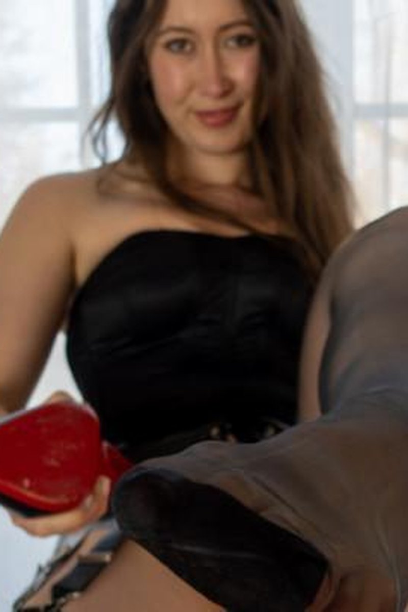 Nylon Stocking Quickie - Screenshot 1 of 4 - Femdom