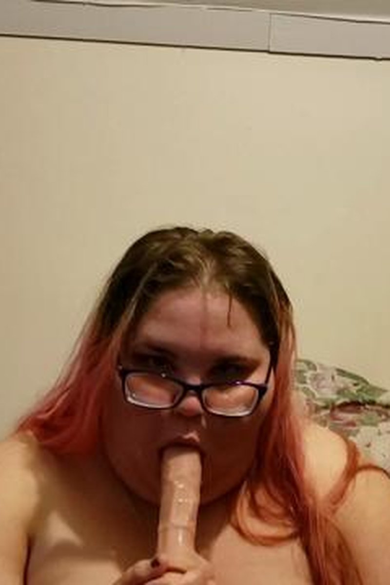 BBW Practices Deepthroating - Screenshot 1 of 4 - BBW