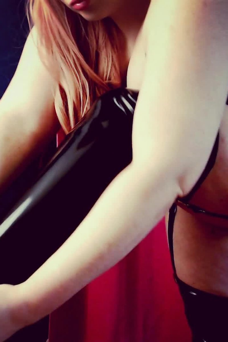 Latexual - Screenshot 1 of 4 - Kinky