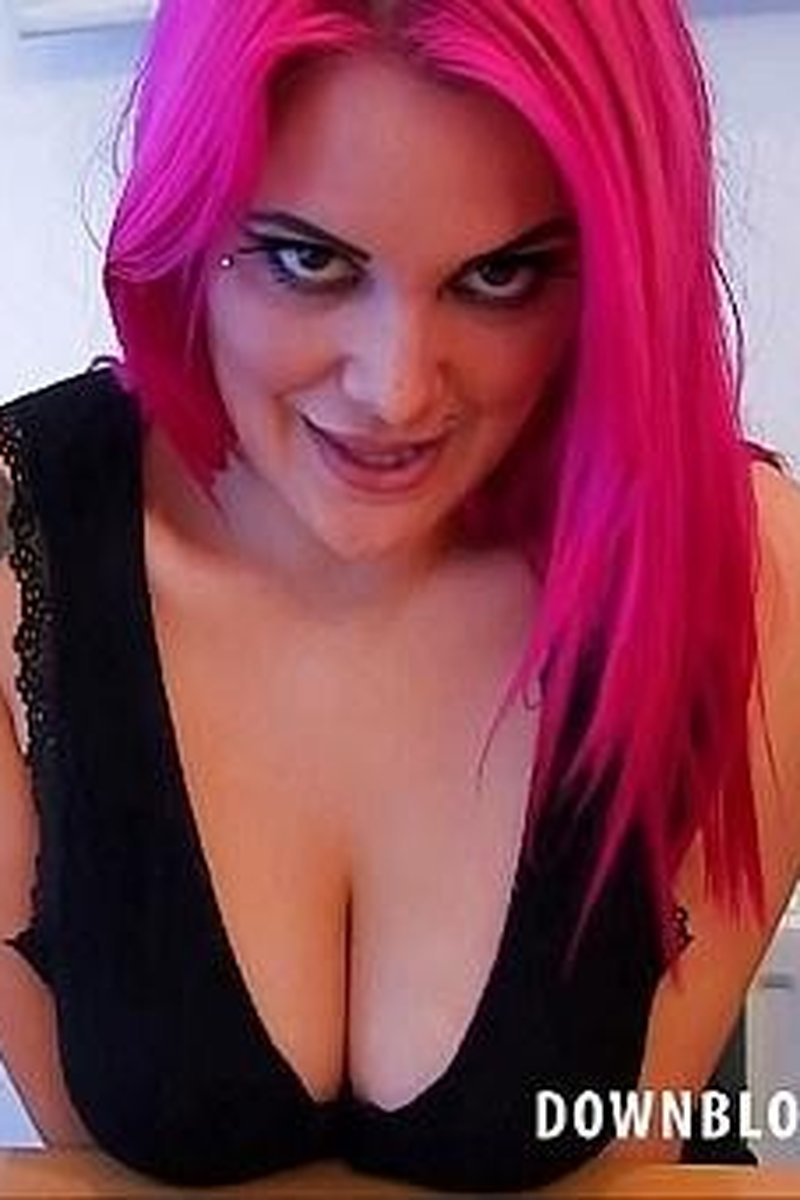 Elle P - Screenshot 1 of 4 - Downblouse