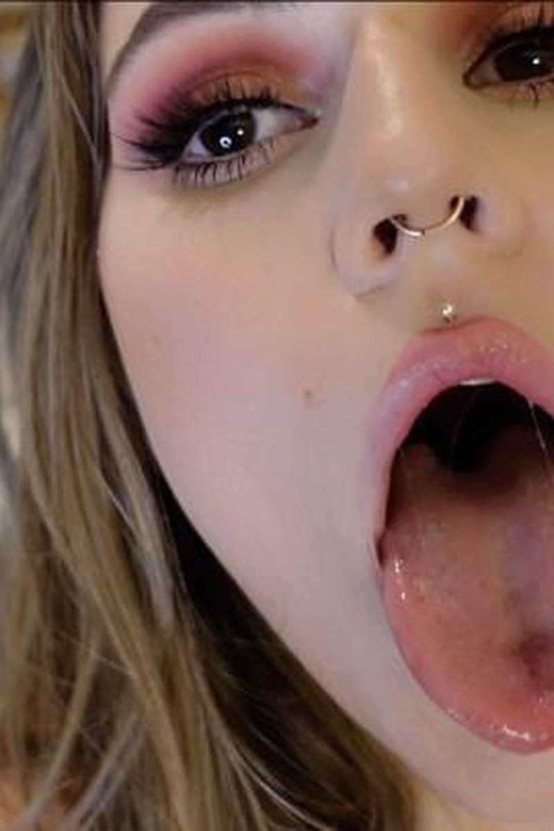 Tiny Friends Make Good Snacks - Screenshot 1 of 4 - Femdom