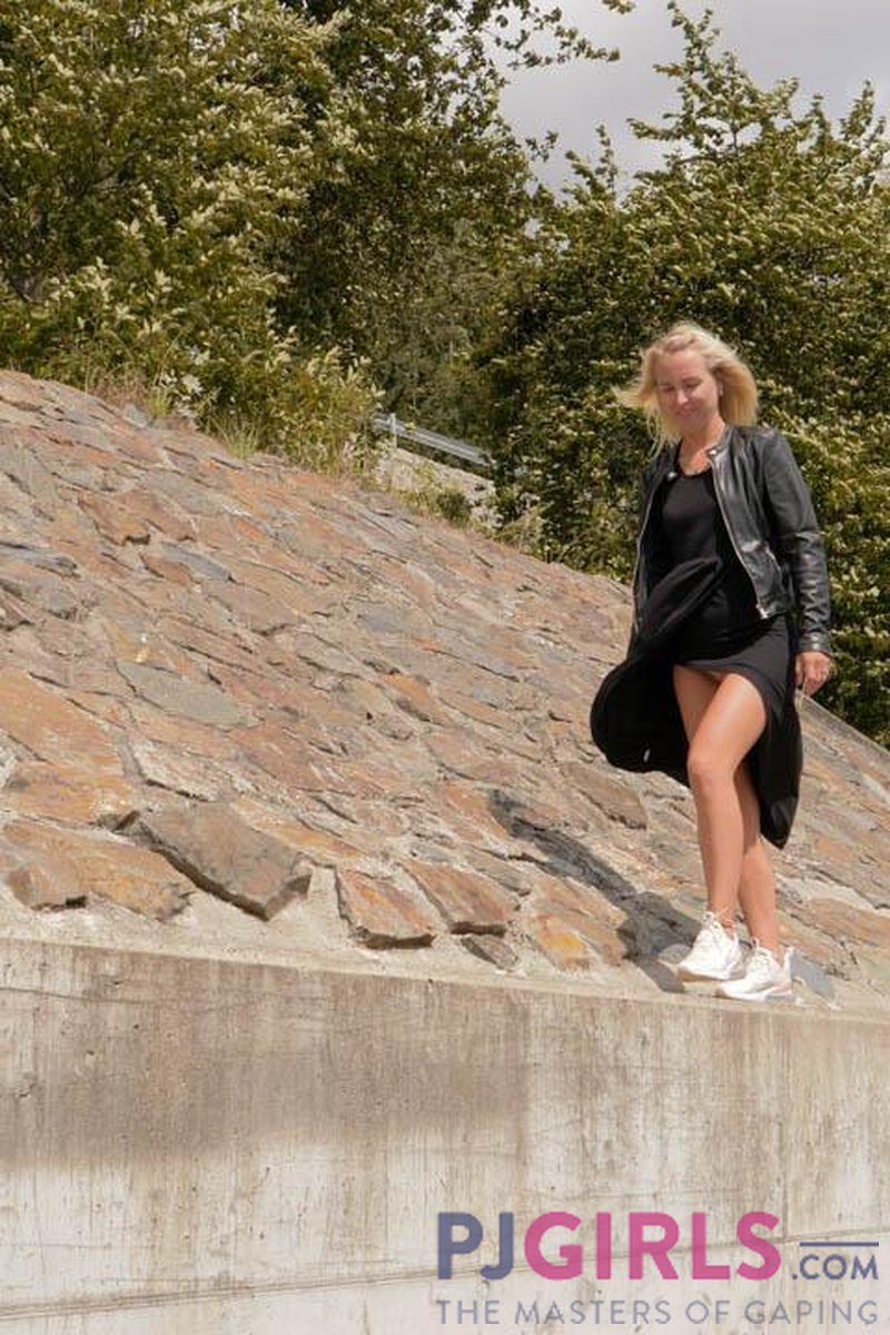 Strong Wind - Screenshot 1 of 4 - Blond Hair
