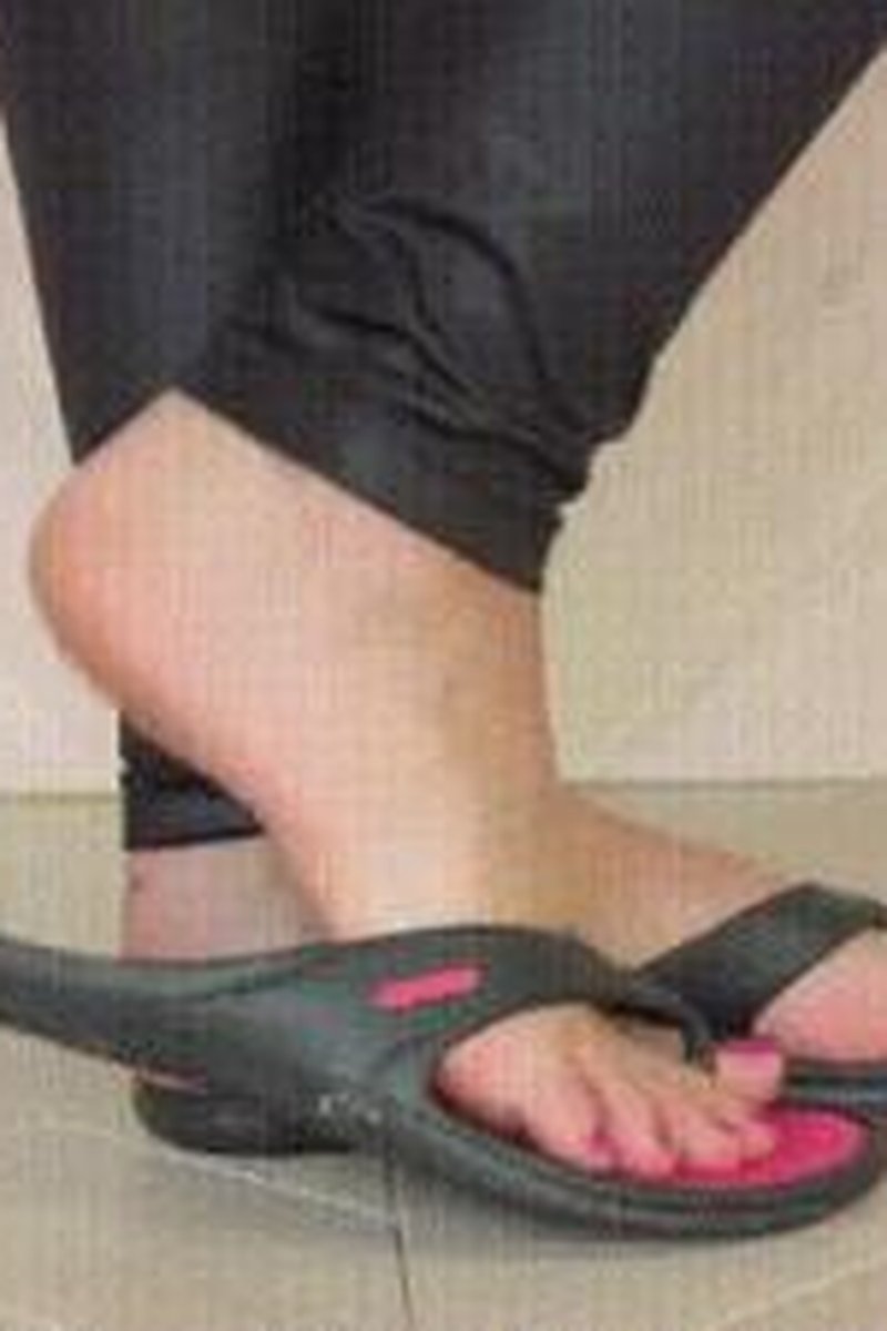 TP-iwantclipspolishmistress-weronika-toes-in-flip-flops-close-ups-polish-language-hd-2560x1440