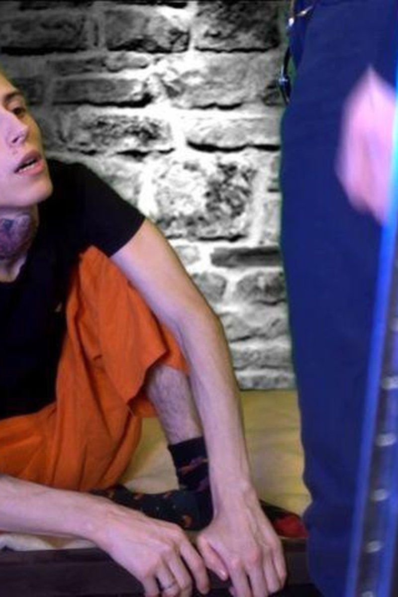 The Guard Had Sex With The Prisoner - Screenshot 1 of 4 - Blowjob