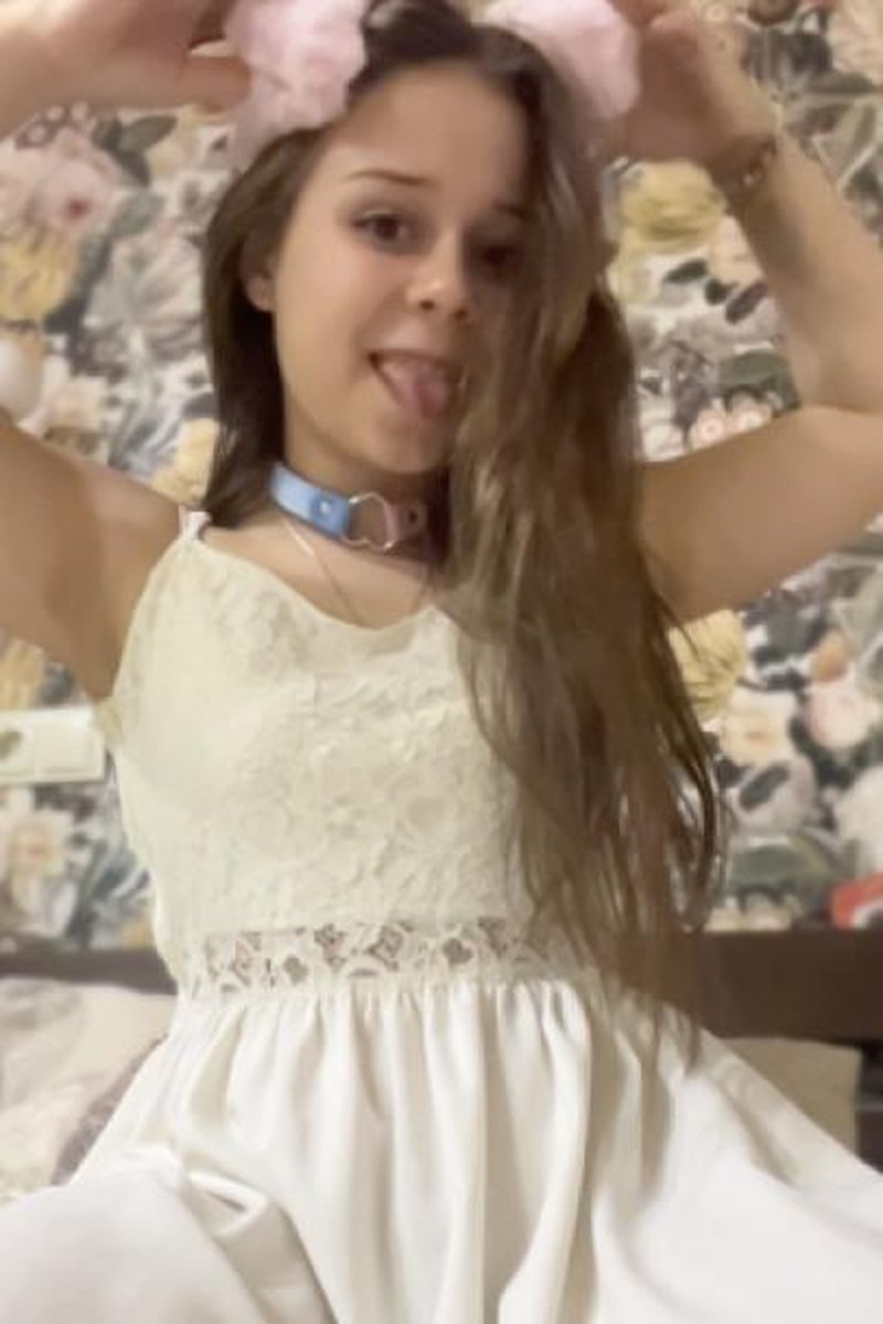Body Teasing - Screenshot 1 of 4 - Natural Tits