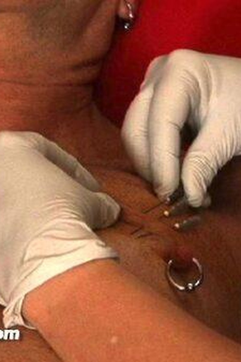Play Piercing: Insertion & Lacing - Screenshot 1 of 4 - Play Piercing
