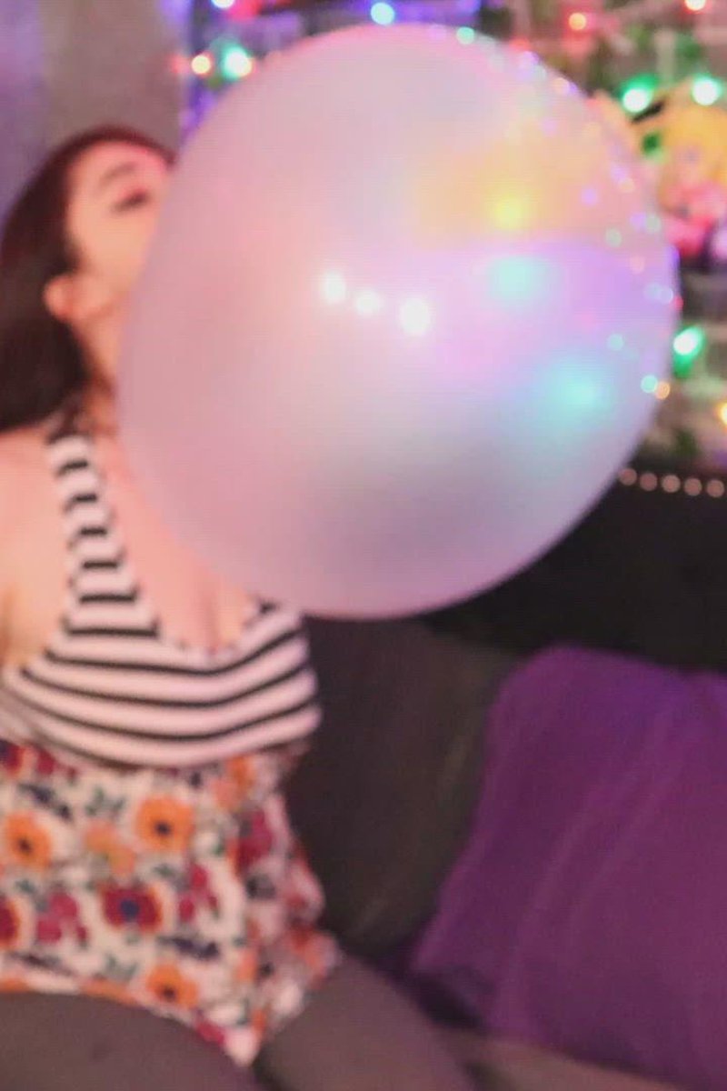 Huge Bubble *Disclaimer - Screenshot 1 of 4 - Bubble Gum Fetish