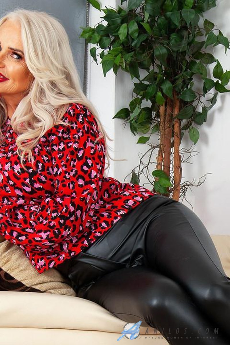 Blonde Bombshell - Screenshot 1 of 4 - Blond Hair