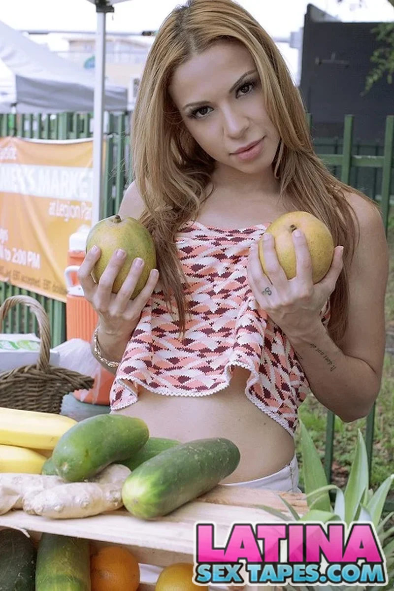 TP-latinasextapes-latina-flashes-in-public