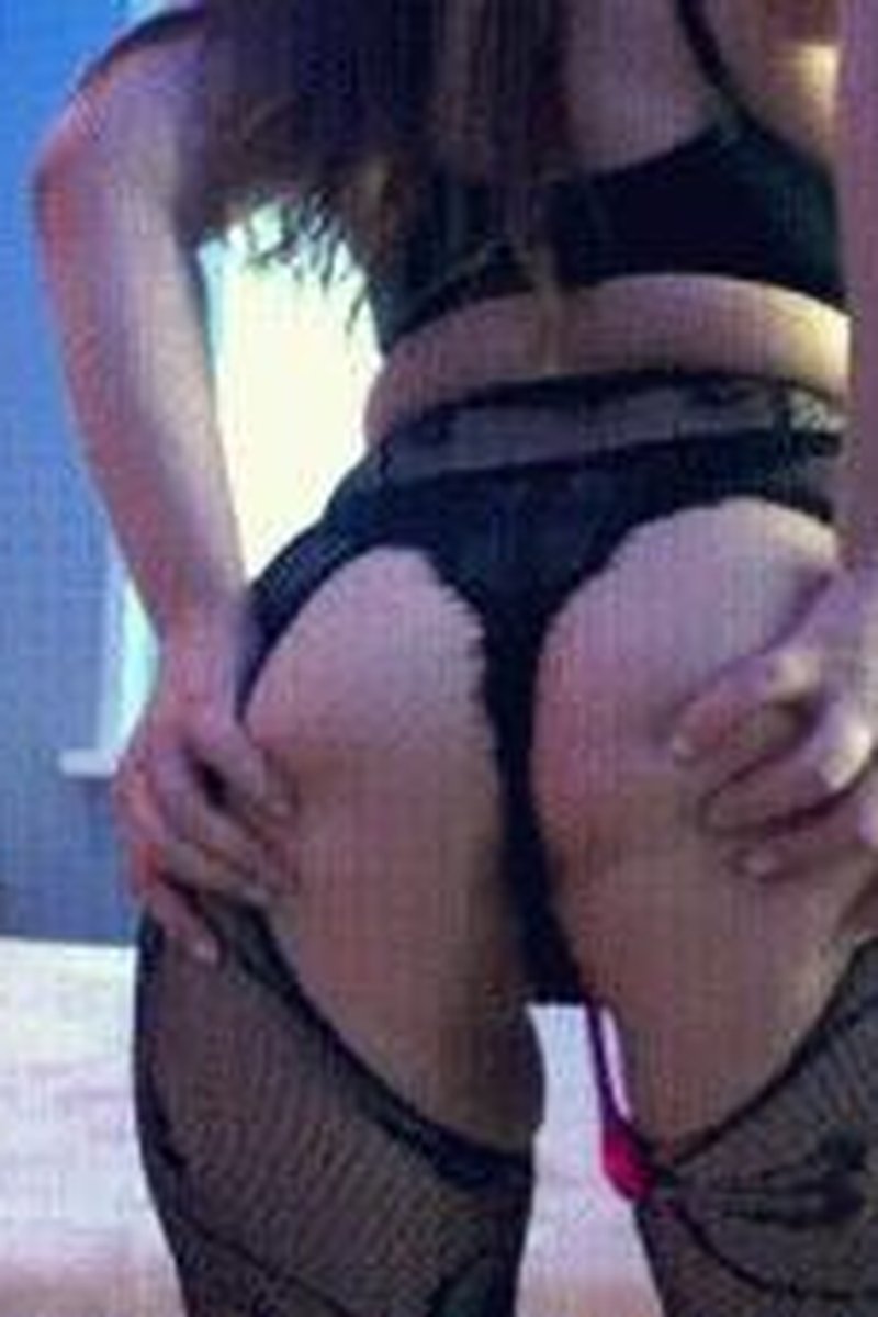 Strip Show - Screenshot 1 of 4 - Babes