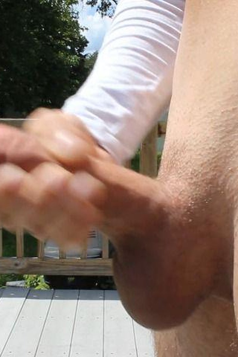 Quick Jerking Off Outside Public - Screenshot 1 of 4 - Big Dick