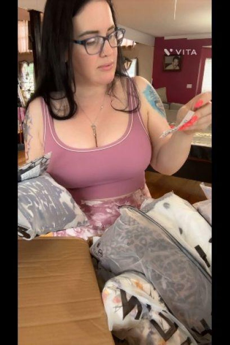 All The Vlogging - Screenshot 1 of 4 - Curvy