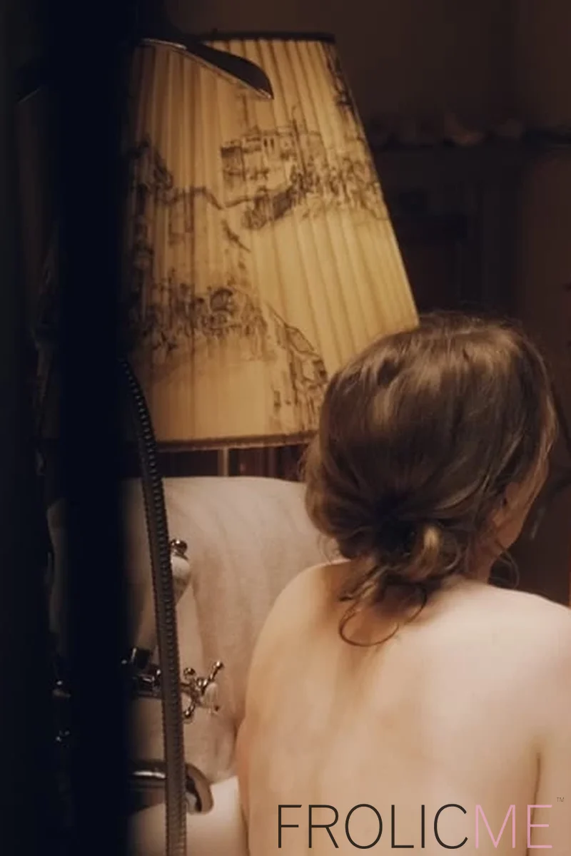 Naked Bubbles - Film - Screenshot 1 of 4 - Erotica