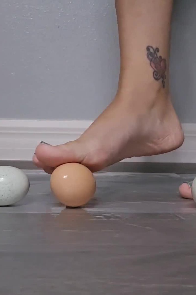 Egg Compression - Screenshot 1 of 4 - Foot Fetish