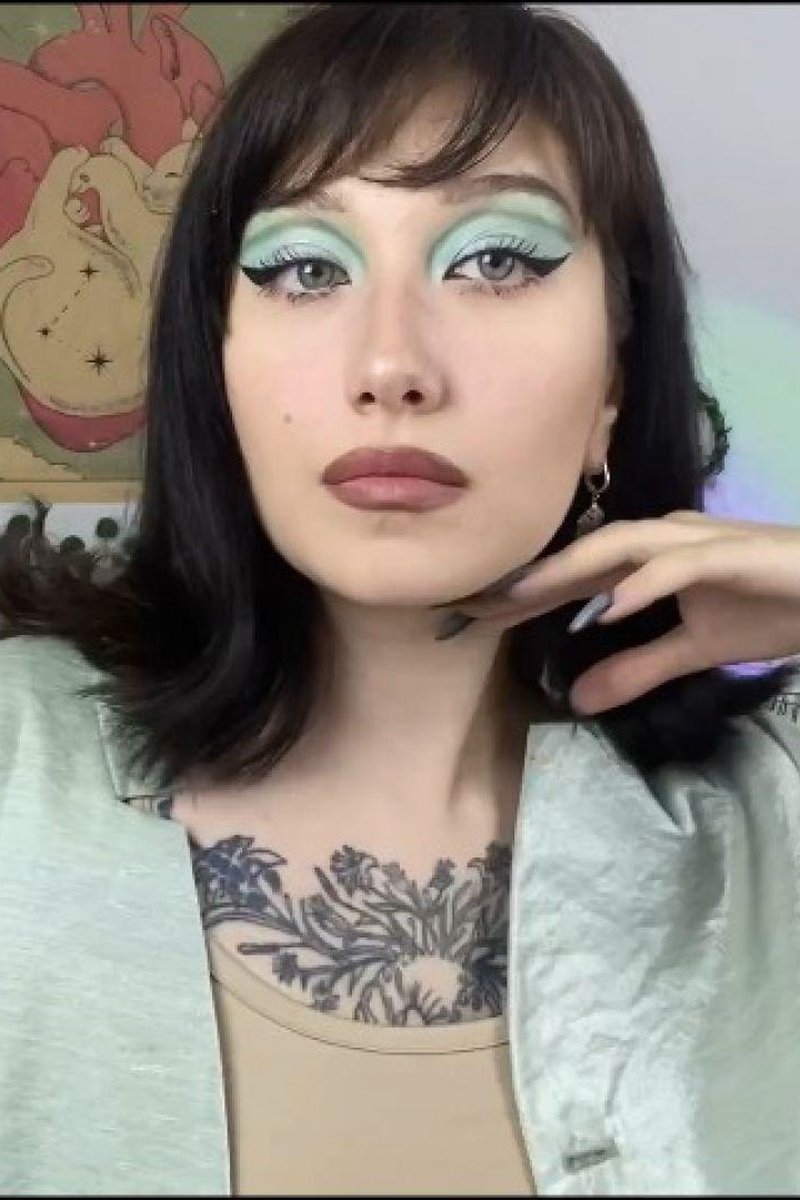 Doing Retro Make Up - Screenshot 1 of 4 - Face Fetish