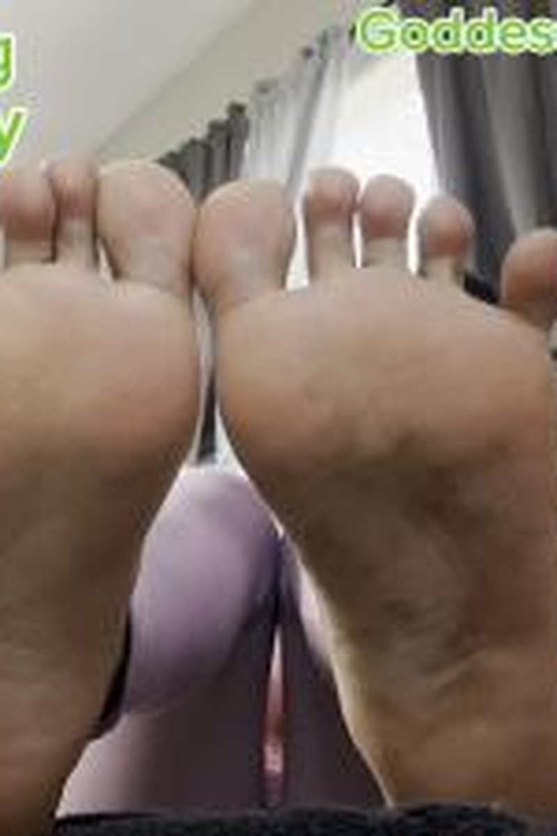 Toe Cracking Feet Play - Screenshot 1 of 4 - Body Worship