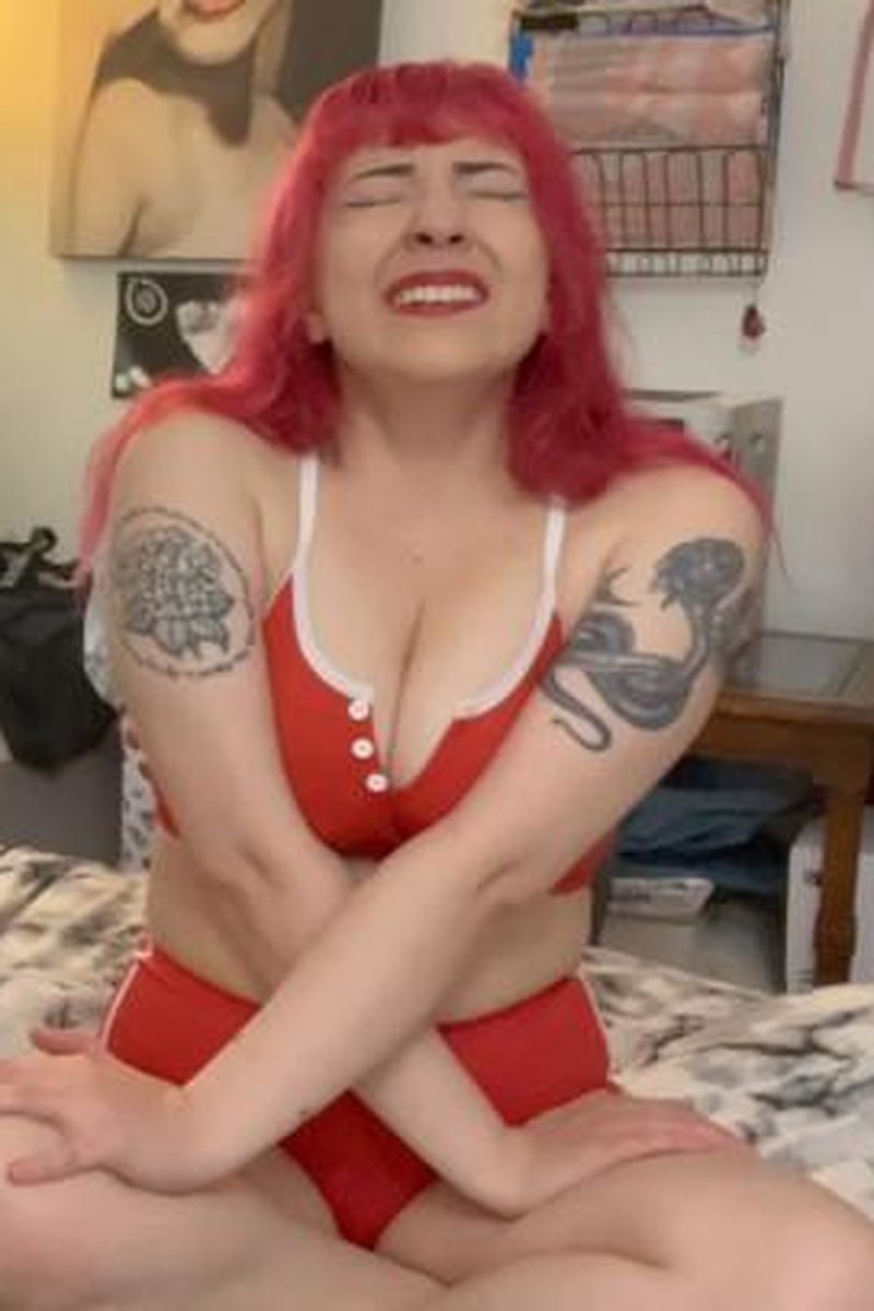 Sneezing Powder With Lilredvelvet - Screenshot 1 of 4 - Nose Pinching