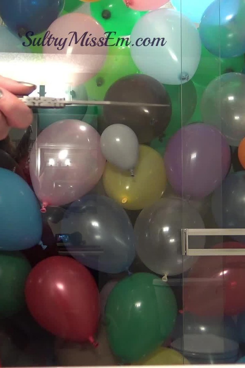 TP-iwantclipssultrymissem-balloon-popping-in-shower