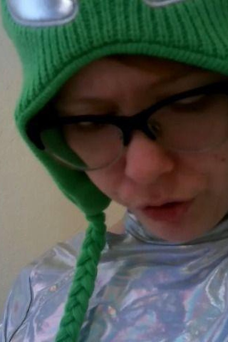 Clueless Alien Discovers Vibrator - Screenshot 1 of 4 - Object Insertion