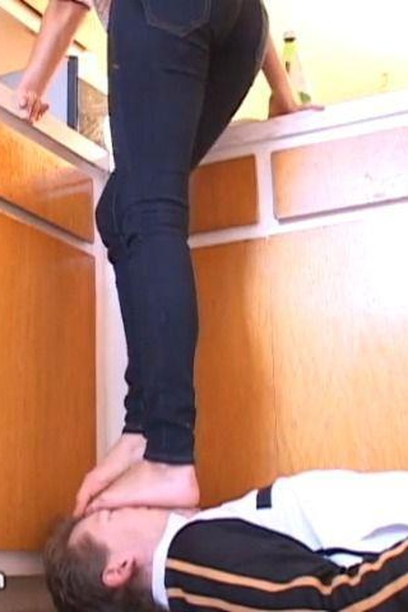 Face Standing 3 - Screenshot 1 of 4 - Foot Fetish