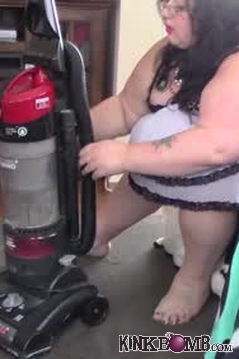 Fattymansion.com: Lunar Eve: Vacuum Feet - Screenshot 1 of 4 - BBW