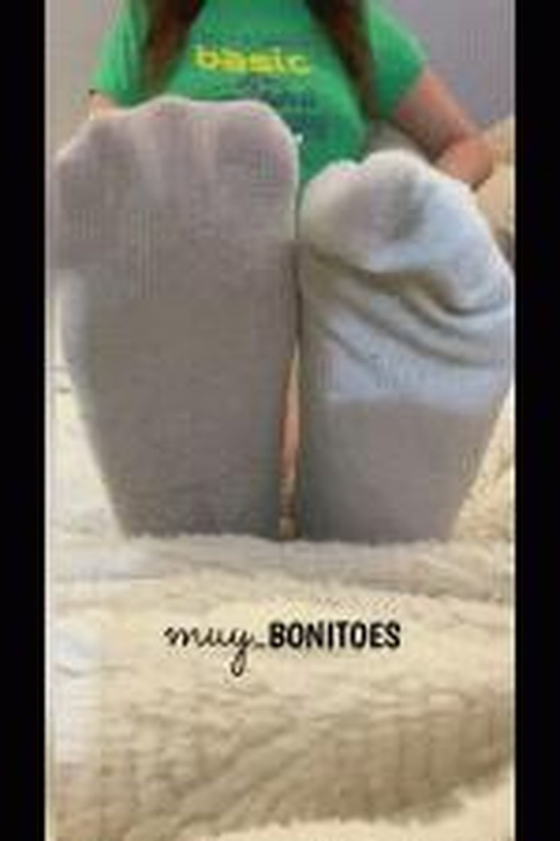 Stripping Off My Sweaty Socks - Screenshot 1 of 4 - Foot Fetish