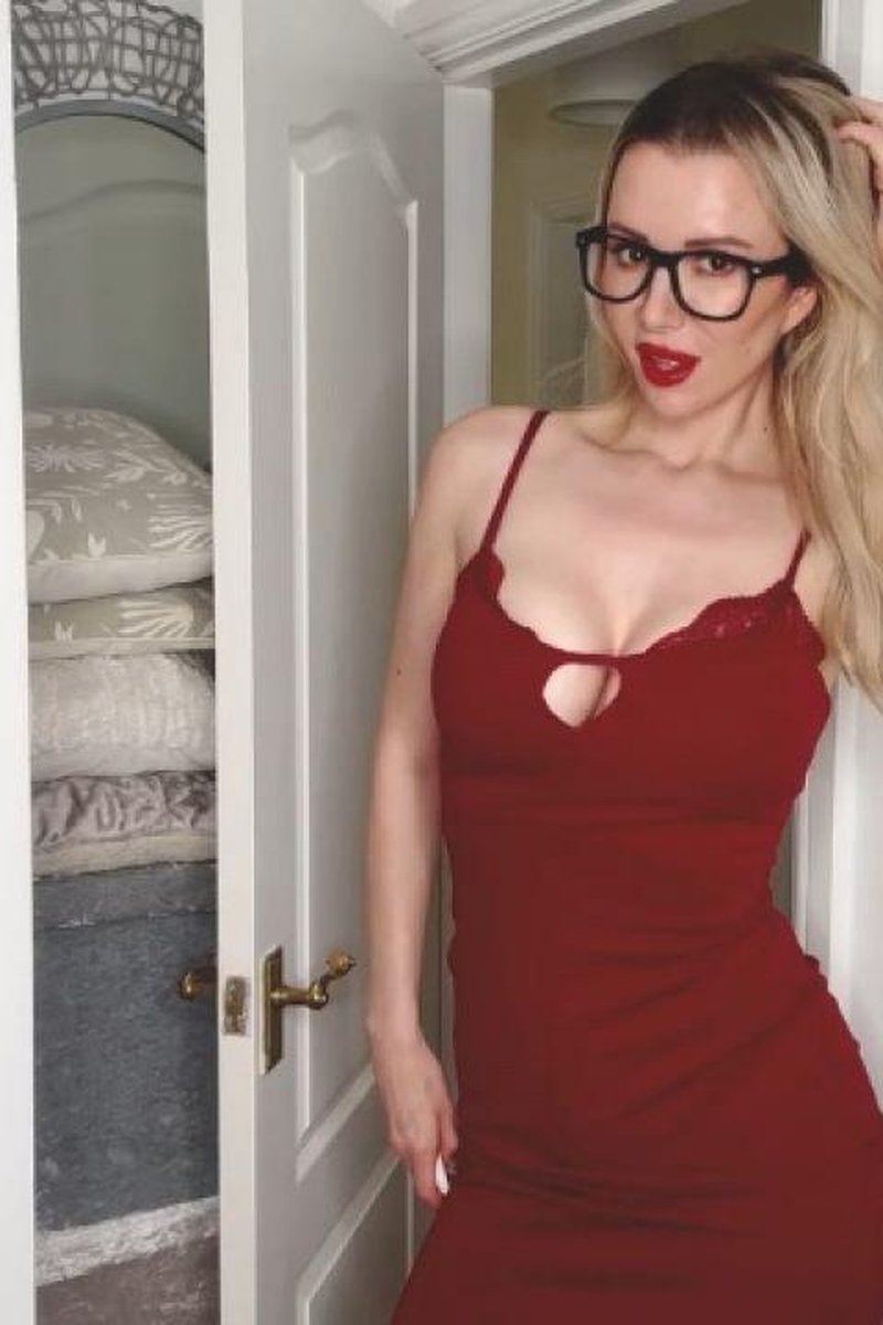 Single Step Mom - Screenshot 1 of 4 - Dress