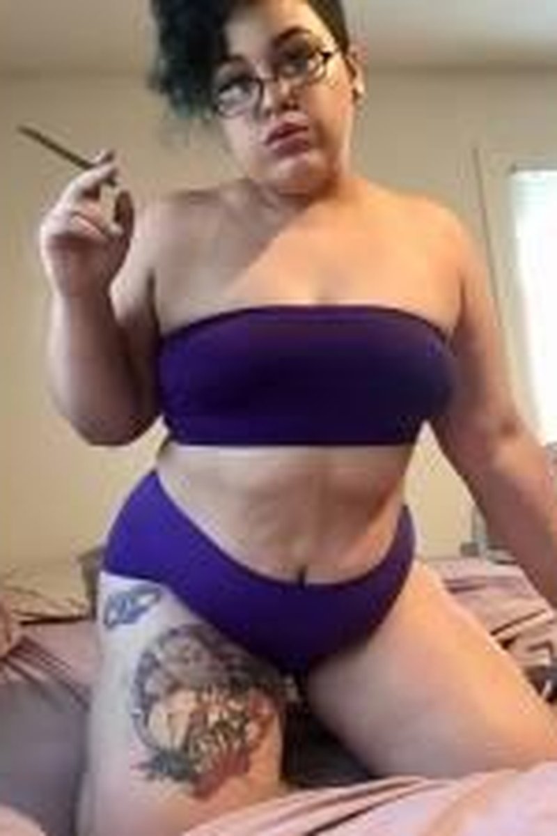 Smoking Striptease - Screenshot 1 of 4 - BBW