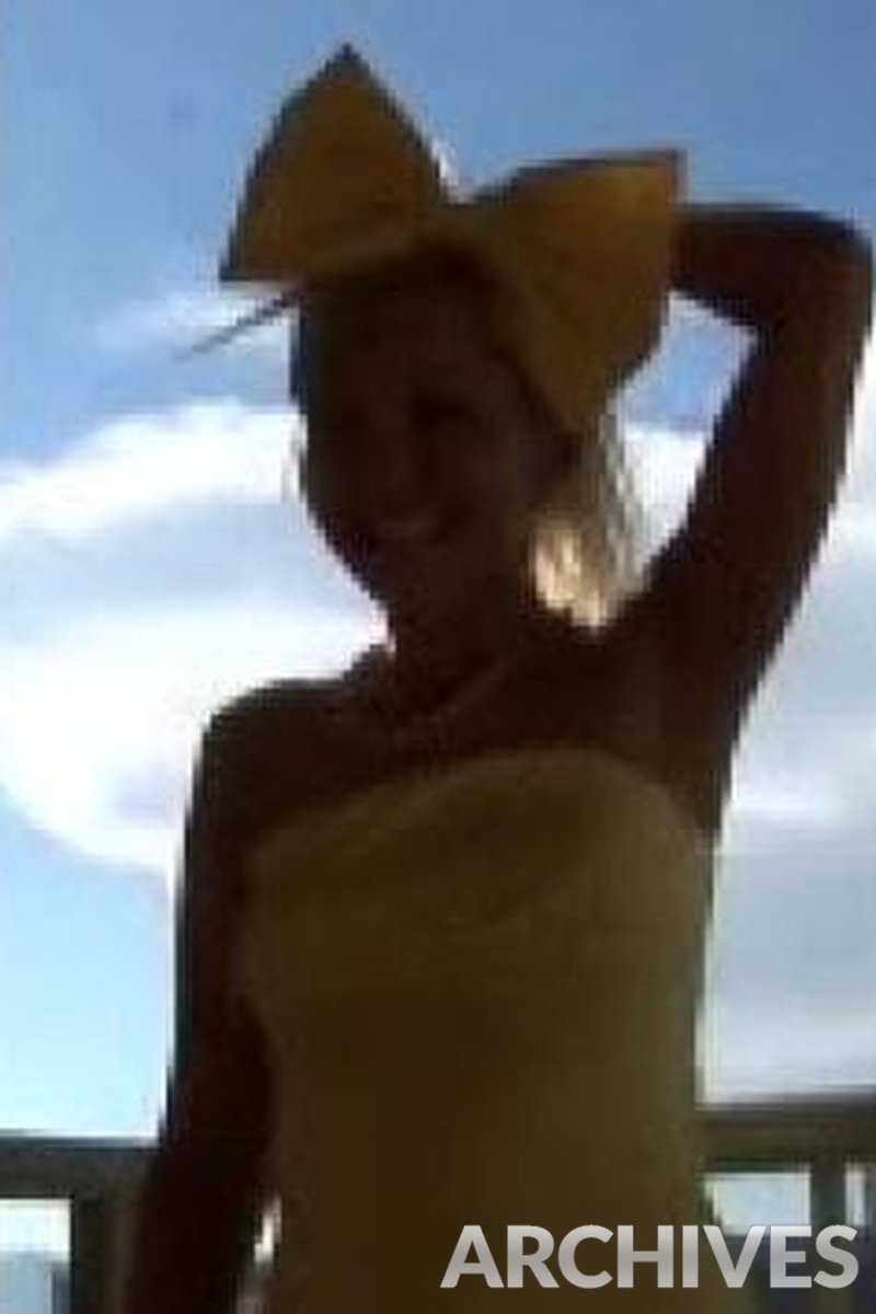 Big Yellow Bow - Screenshot 1 of 4 - Masturbation