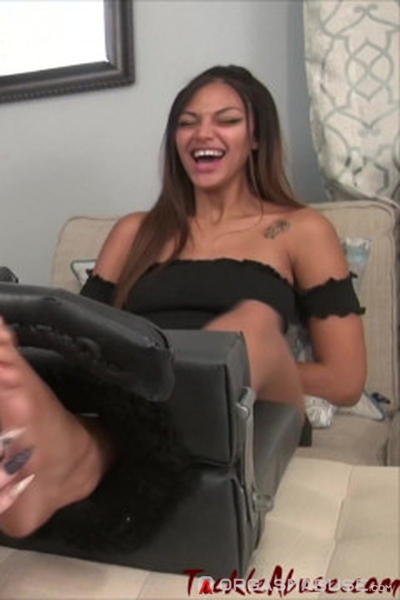 Claws - Screenshot 1 of 4 - Tickling
