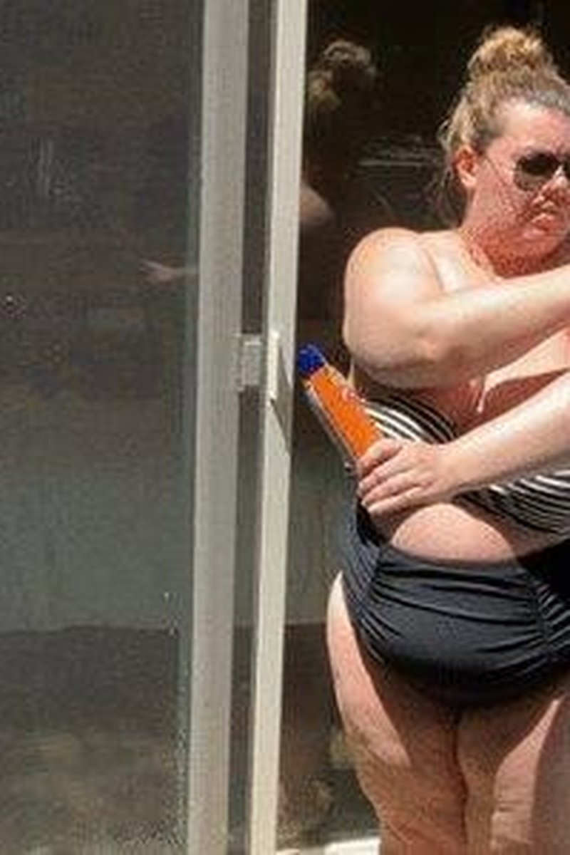 Topless Tanning - Screenshot 1 of 4 - BBW