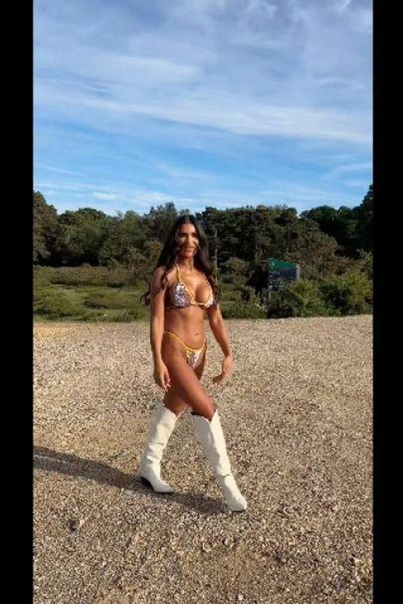 Behind The Scenes - Screenshot 1 of 4 - Bikini Model