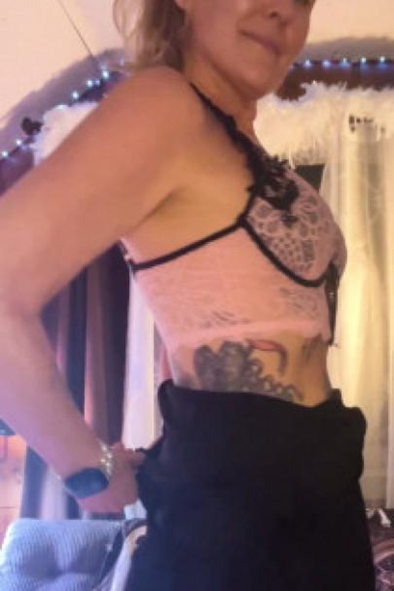 Strip & Diddle - Screenshot 1 of 4 - Inkedwomen