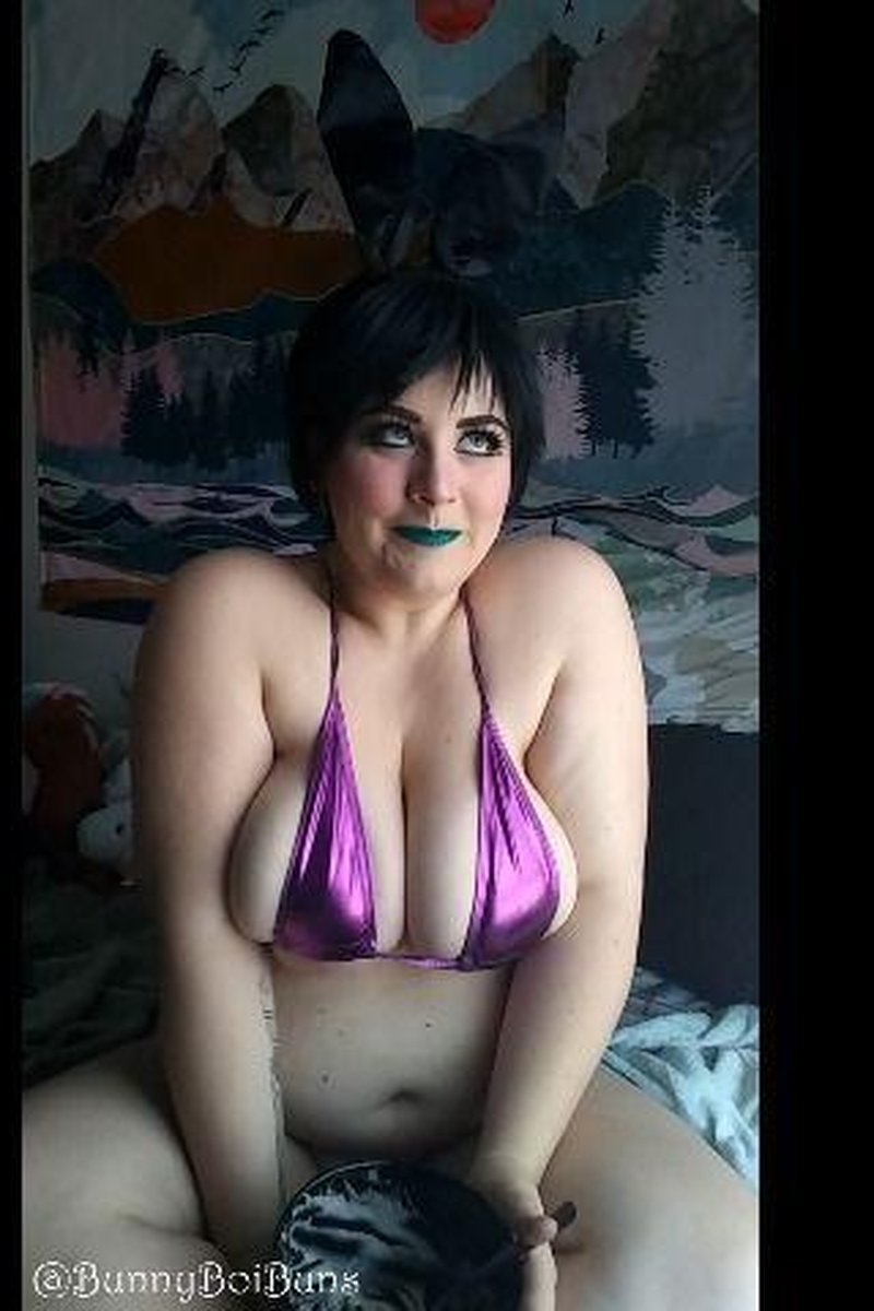 Fat Nonbinary Bunny Eats Icecream - Screenshot 1 of 4 - BBW